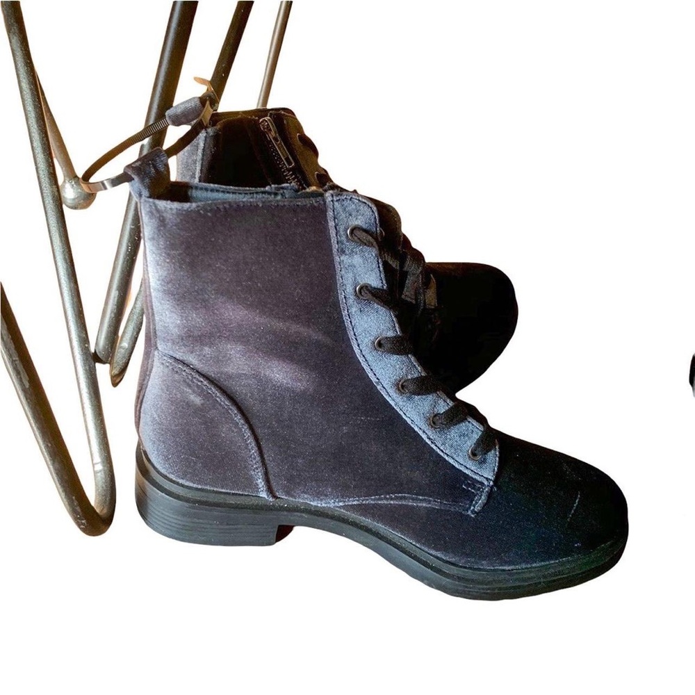 Light blue velvet short cut boots